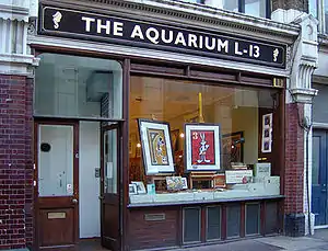 An art gallery is a specialist retailer.