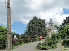 Braives, war memorial and church (église de la Nativité de Notre-Dame)