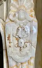 Festoon-based ornament on the same chimneypiece