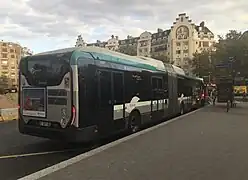 Iveco Bus Urbanway 18 Hybride n°5557 of the Line 62 at its terminus Porte de Saint-Cloud, Paris