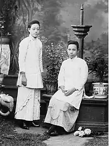 Lee Sun CHAU (seated) with medical college classmate Yuen Hing WONG (standing)